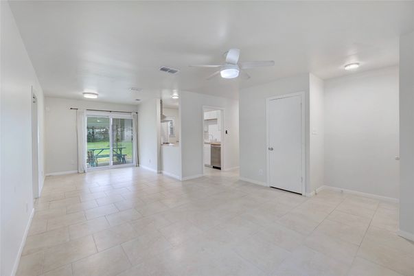Empty room, Interior