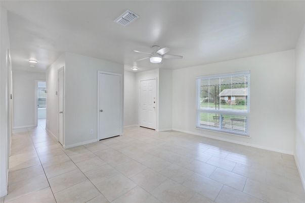 Empty room, Interior