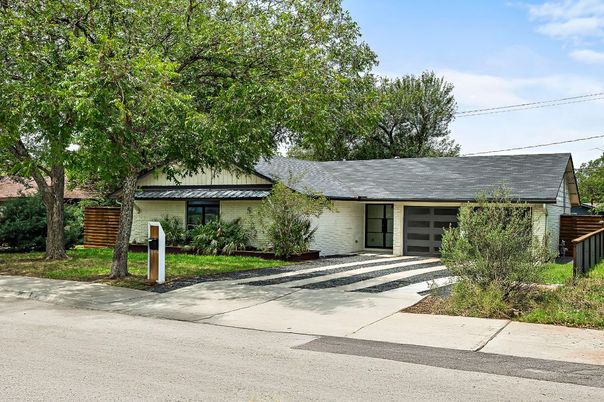 Attached, Exterior, Facade, Ranch