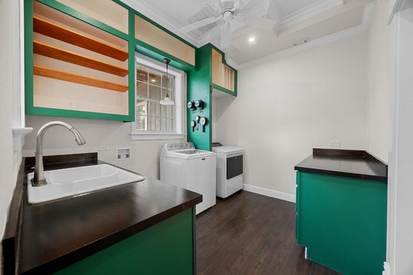 Interior, Recessed Lighting, Washer, Wood Texture Flooring