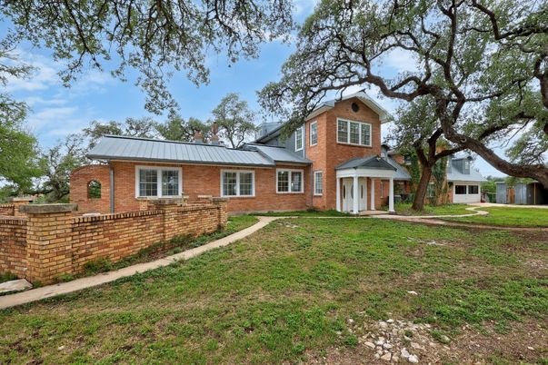 Backyard, Exterior, Facade, Brick Facade, Brick Traditional