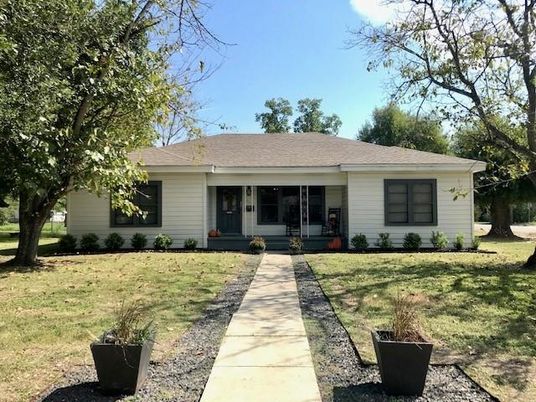 Backyard, Exterior, Facade, Ranch