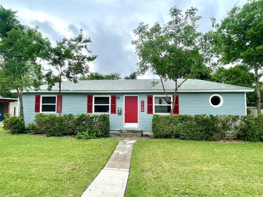 Backyard, Exterior, Facade, Ranch
