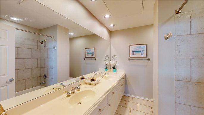 Bathroom, Dual Sink Vanities, Interior, Recessed Lighting