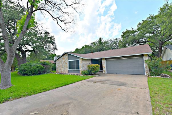 Attached, Exterior, Facade, Ranch