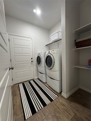 Interior, Recessed Lighting, Washer, Wood Texture Flooring