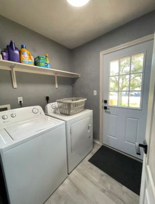 Interior, Washer, Wood Texture Flooring