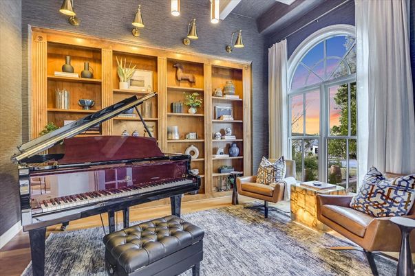 Interior, Piano