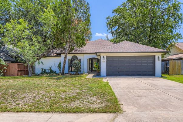 Attached, Exterior, Facade, Ranch