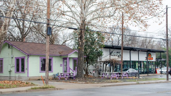Exterior, Facade, Ranch
