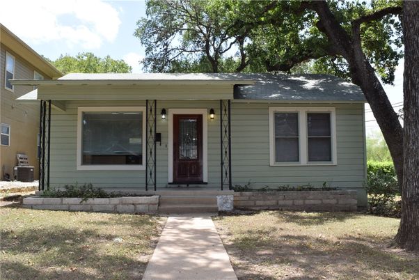Exterior, Facade, Ranch