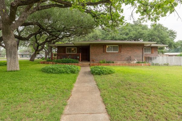 Exterior, Facade, Brick Facade, Ranch