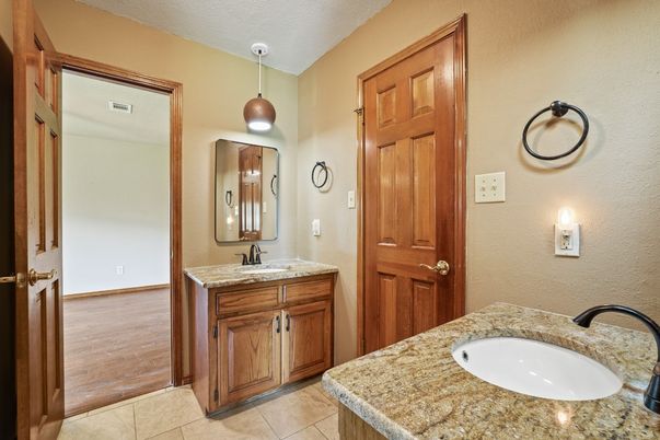 Bathroom, Dual Sink Vanities, Interior, Pendant Lights