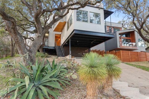 Exterior, Facade, Modern