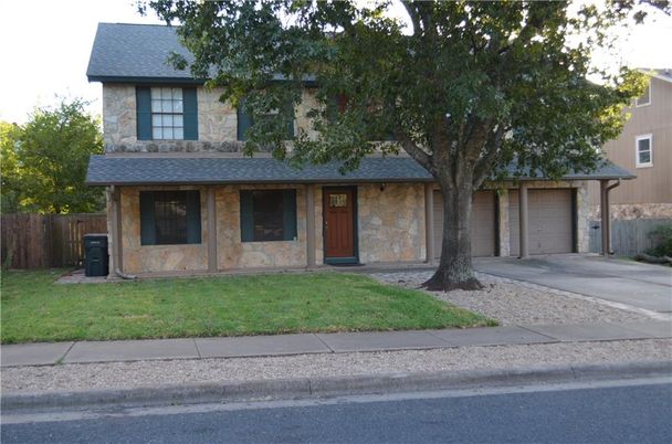 Attached, Exterior, Facade, Ranch