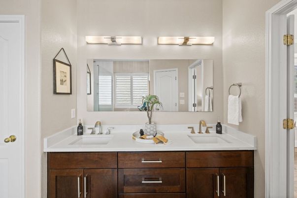 Bathroom, Dual Sink Vanities, Interior