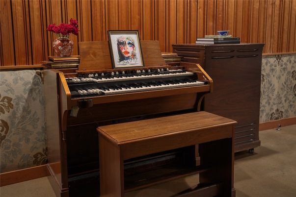 Interior, Piano