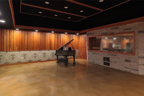 Interior, Piano, Recessed Lighting, Stone Walls