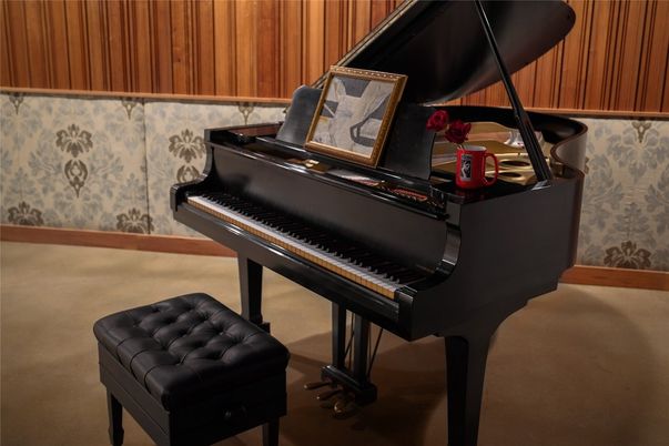 Interior, Piano