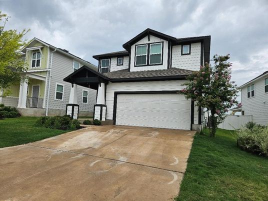 Attached, Exterior, Facade, American Craftsman