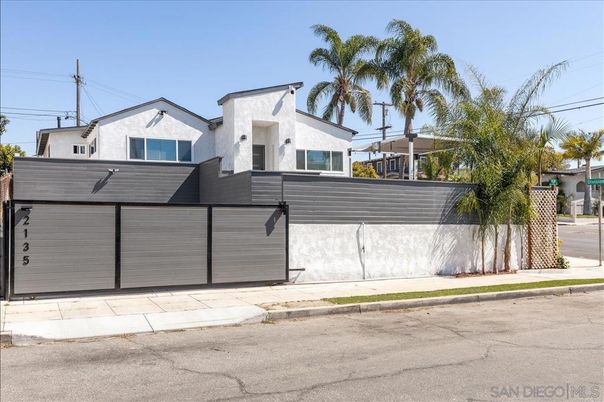 Attached, Exterior, Facade, Modern