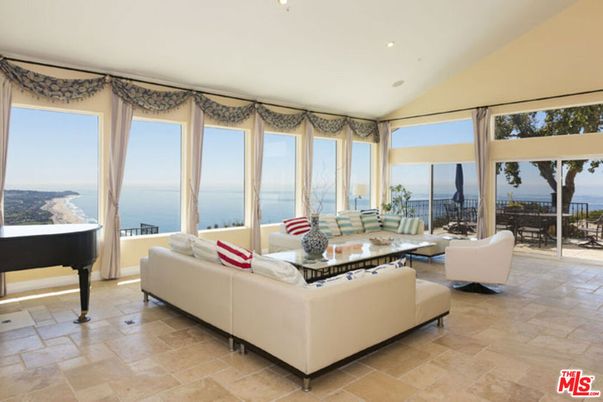 Interior, Living room, Piano, Recessed Lighting, Water