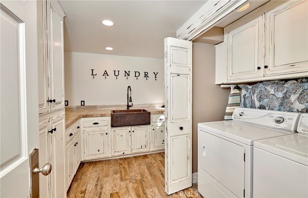 Interior, Recessed Lighting, Washer, Wood Texture Flooring