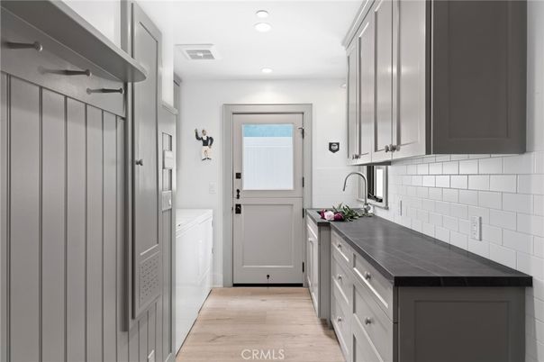 Interior, Kitchen, Recessed Lighting, Washer, Wood Texture Flooring
