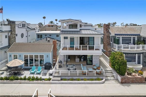 Exterior, Facade, Pool, Modern
