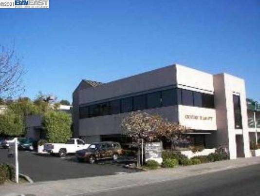 Exterior, Facade, Modern