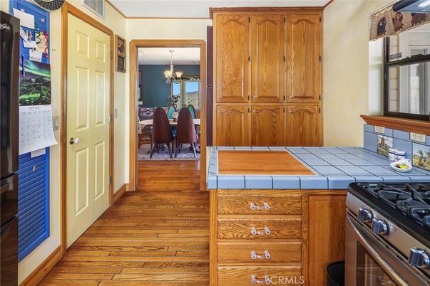 Chandelier, Dining room, Interior, Kitchen, Tile Countertops, Wood Texture Flooring