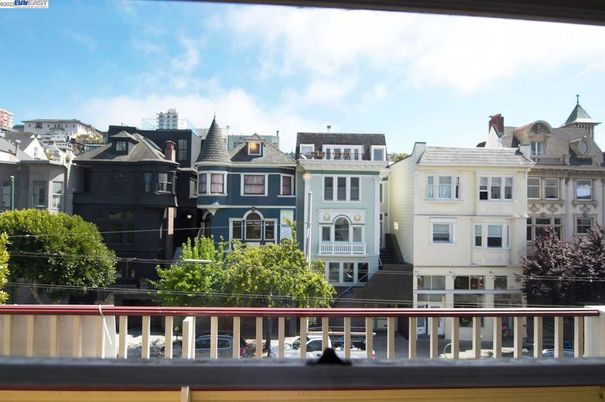 Exterior, Facade, Rowhouse