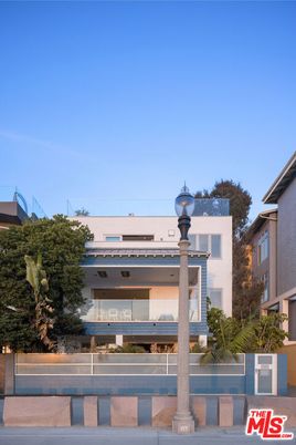 Exterior, Facade, Modern