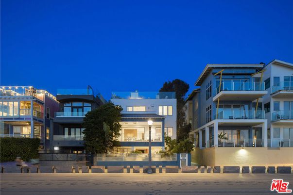 Exterior, Facade, Modern