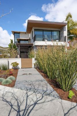 Exterior, Facade, Modern
