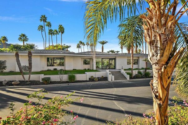 Exterior, Facade, Ranch