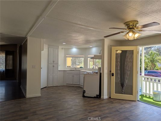 Interior, Recessed Lighting, Washer, Wood Texture Flooring