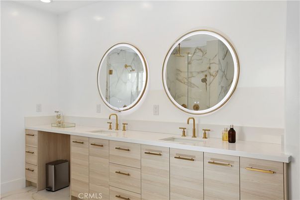Bathroom, Dual Sink Vanities, Interior, Recessed Lighting