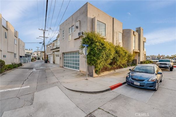 Attached, Exterior, Facade, Modern