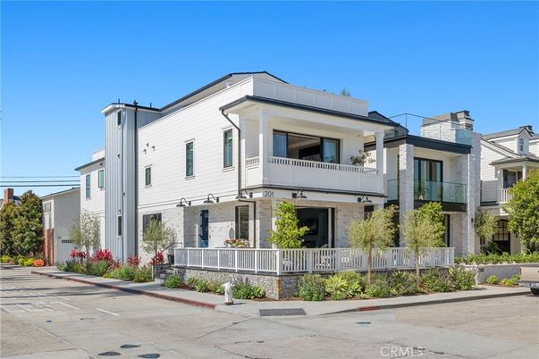 Exterior, Facade, Modern