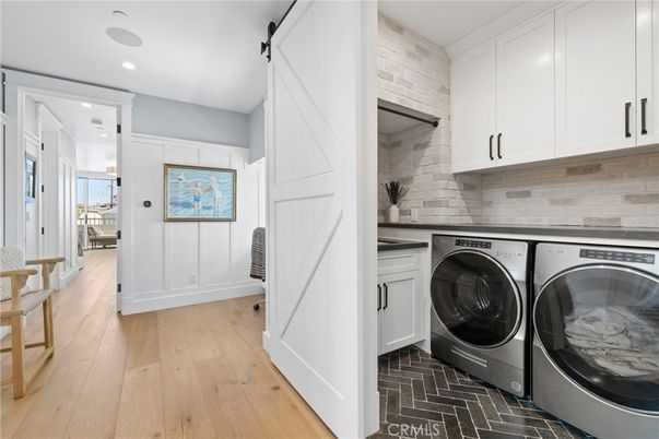 Interior, Recessed Lighting, Washer, Wood Texture Flooring