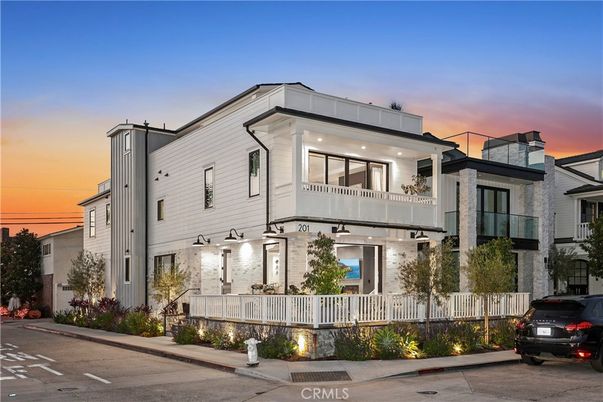 Exterior, Facade, Modern