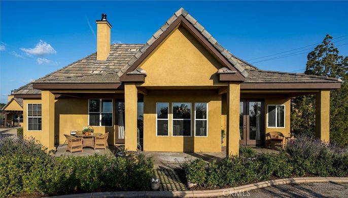 Exterior, Facade, Ranch