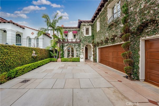 Attached, Exterior, Facade, Mediterranean