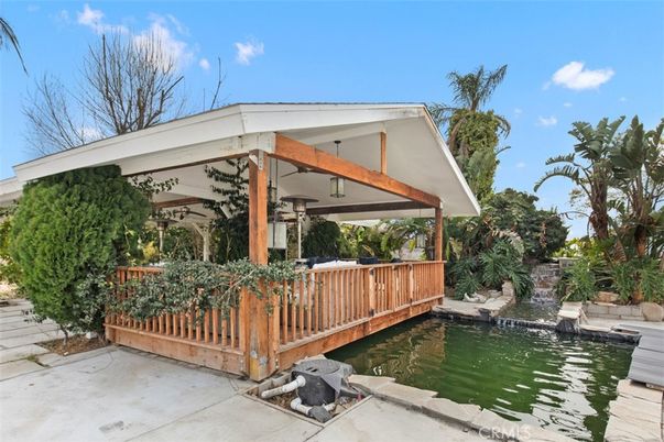 Exterior, Lake