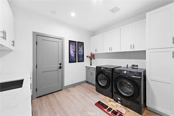 Interior, Recessed Lighting, Washer, Wood Texture Flooring