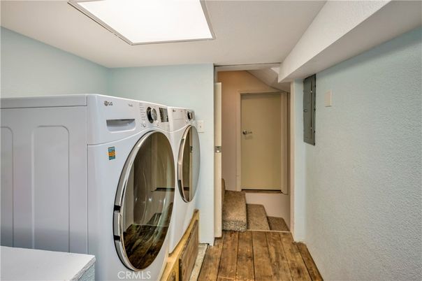Interior, Utility Closets, Washer, Wood Texture Flooring