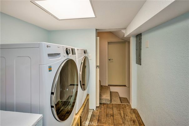 Interior, Washer, Wood Texture Flooring
