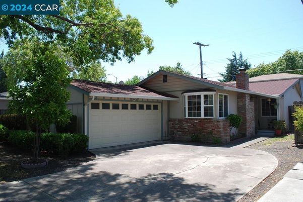 Attached, Exterior, Facade, Brick Facade, Ranch