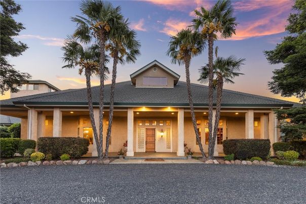 Exterior, Facade, Ranch
